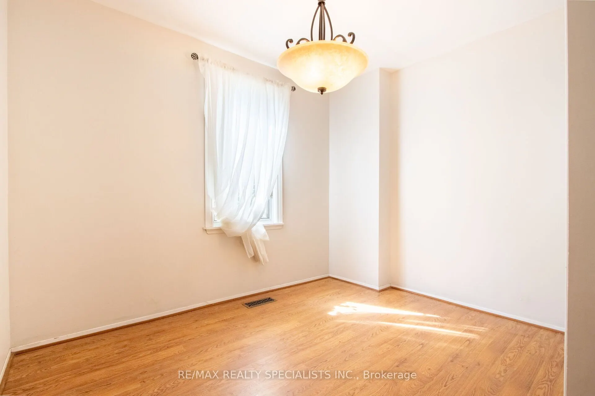 25 Dundas Street W