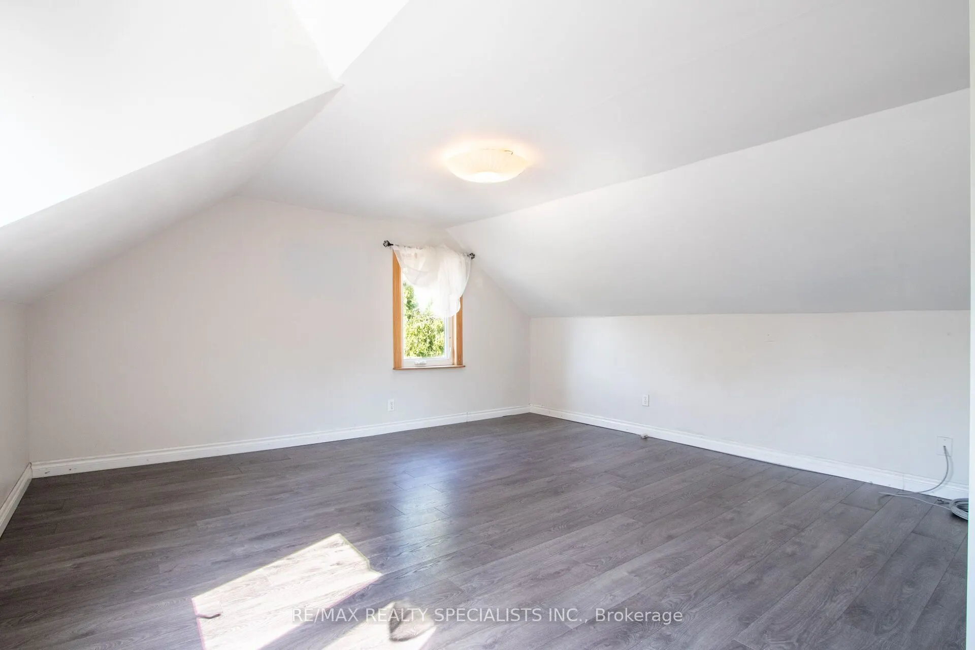 25 Dundas Street W