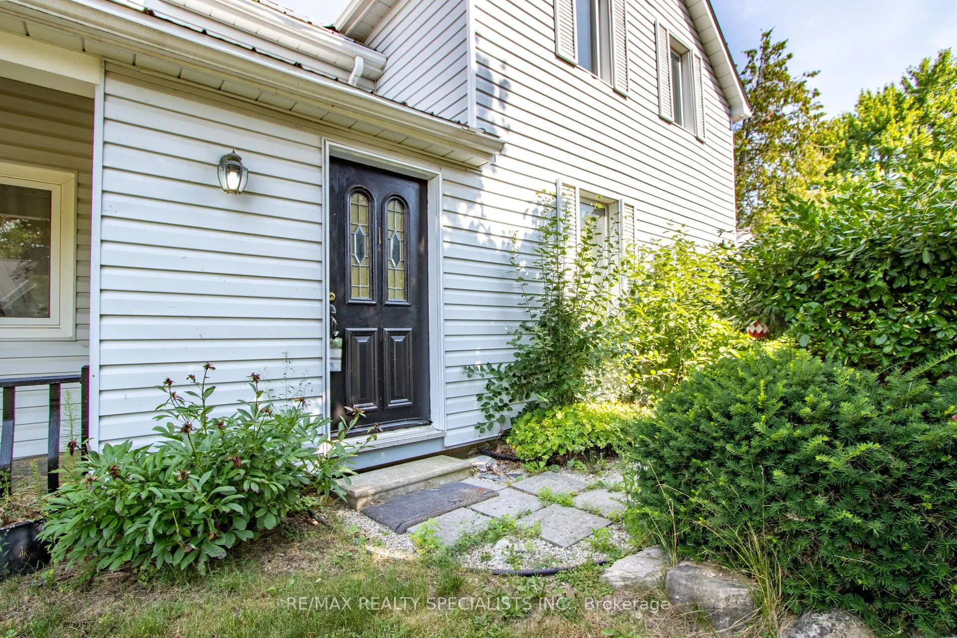 25 Dundas Street W