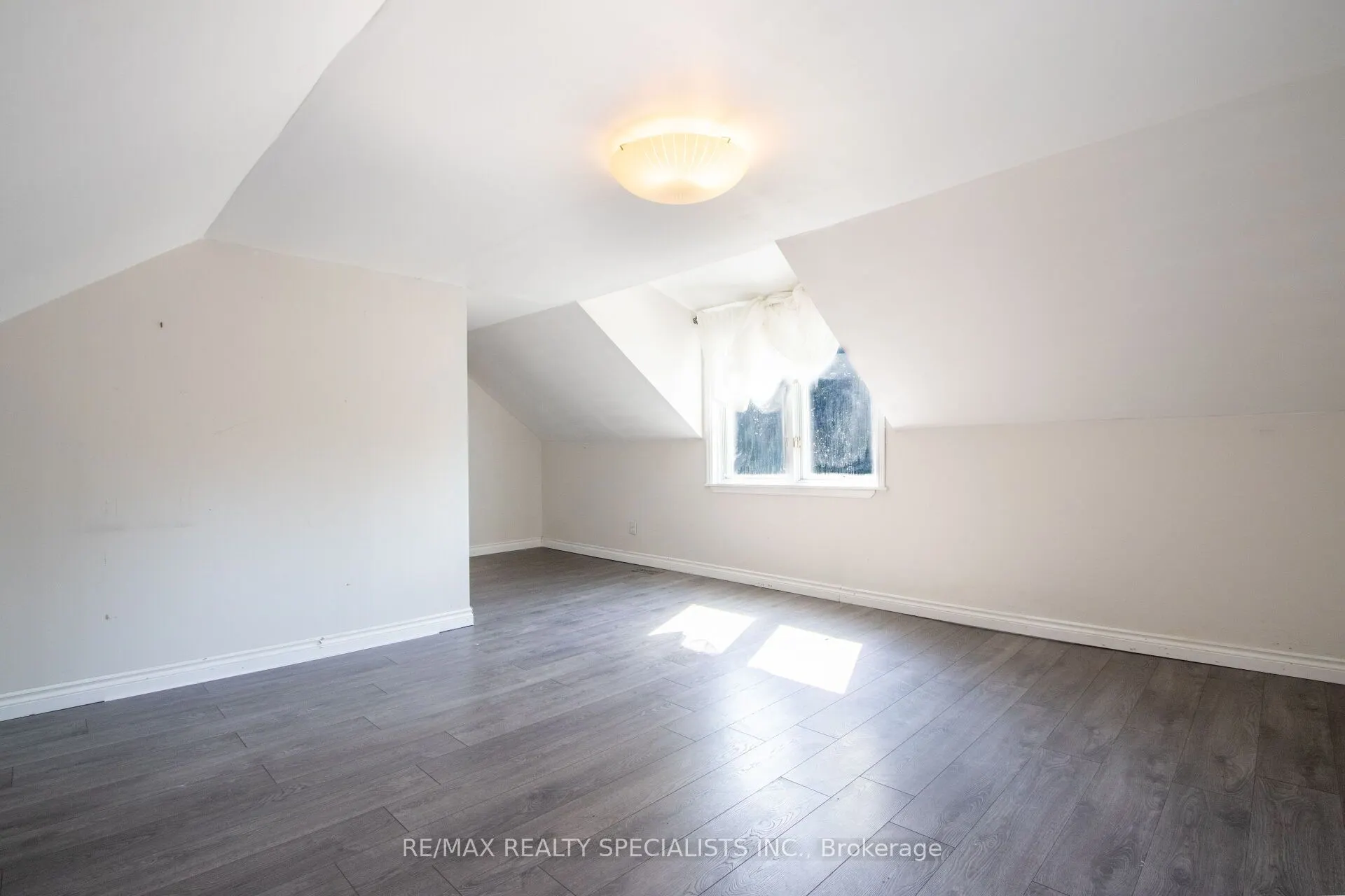 25 Dundas Street W