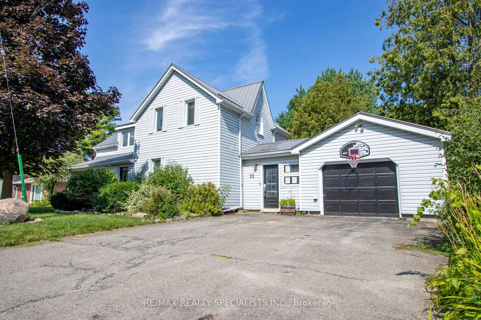 25 Dundas Street W