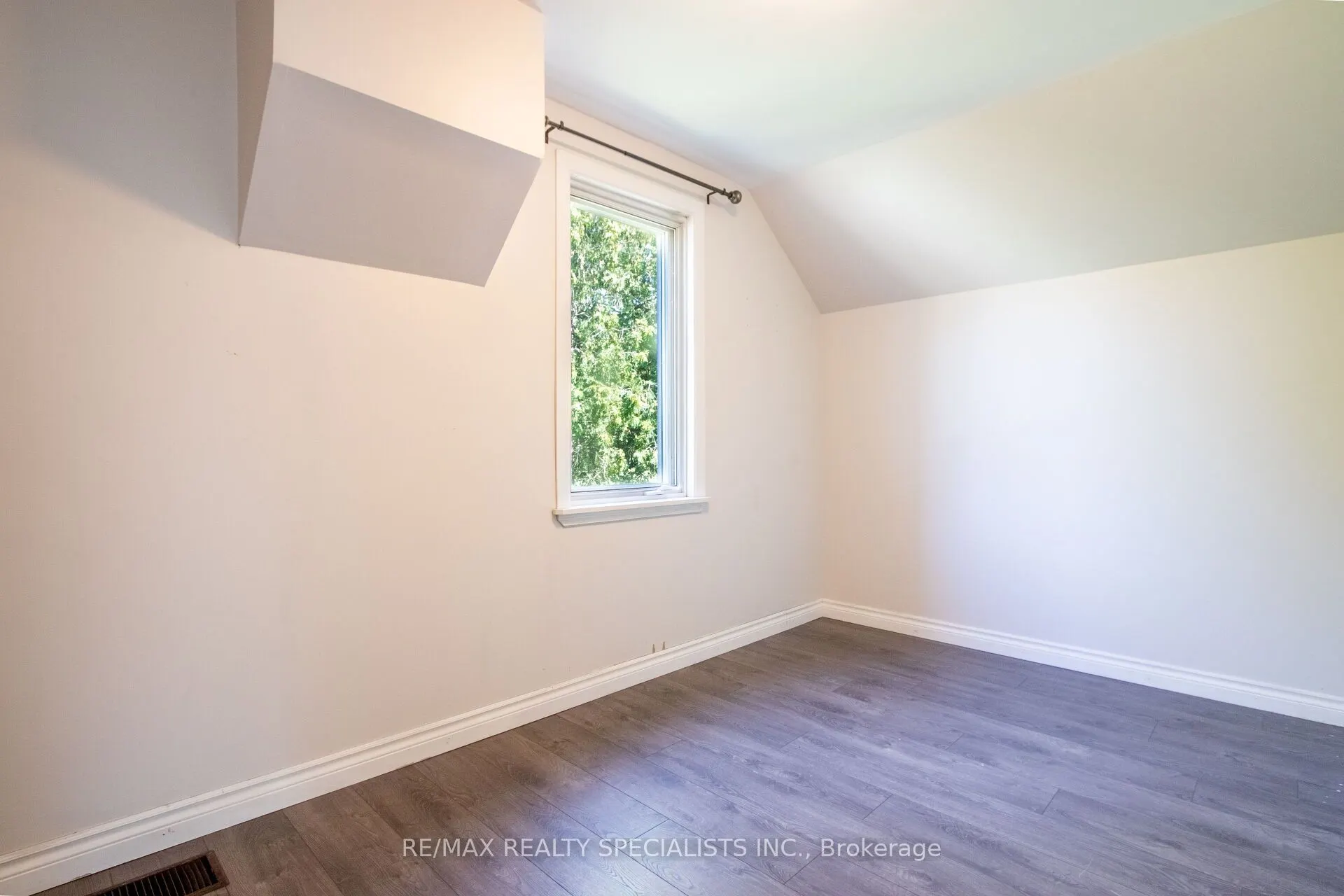 25 Dundas Street W