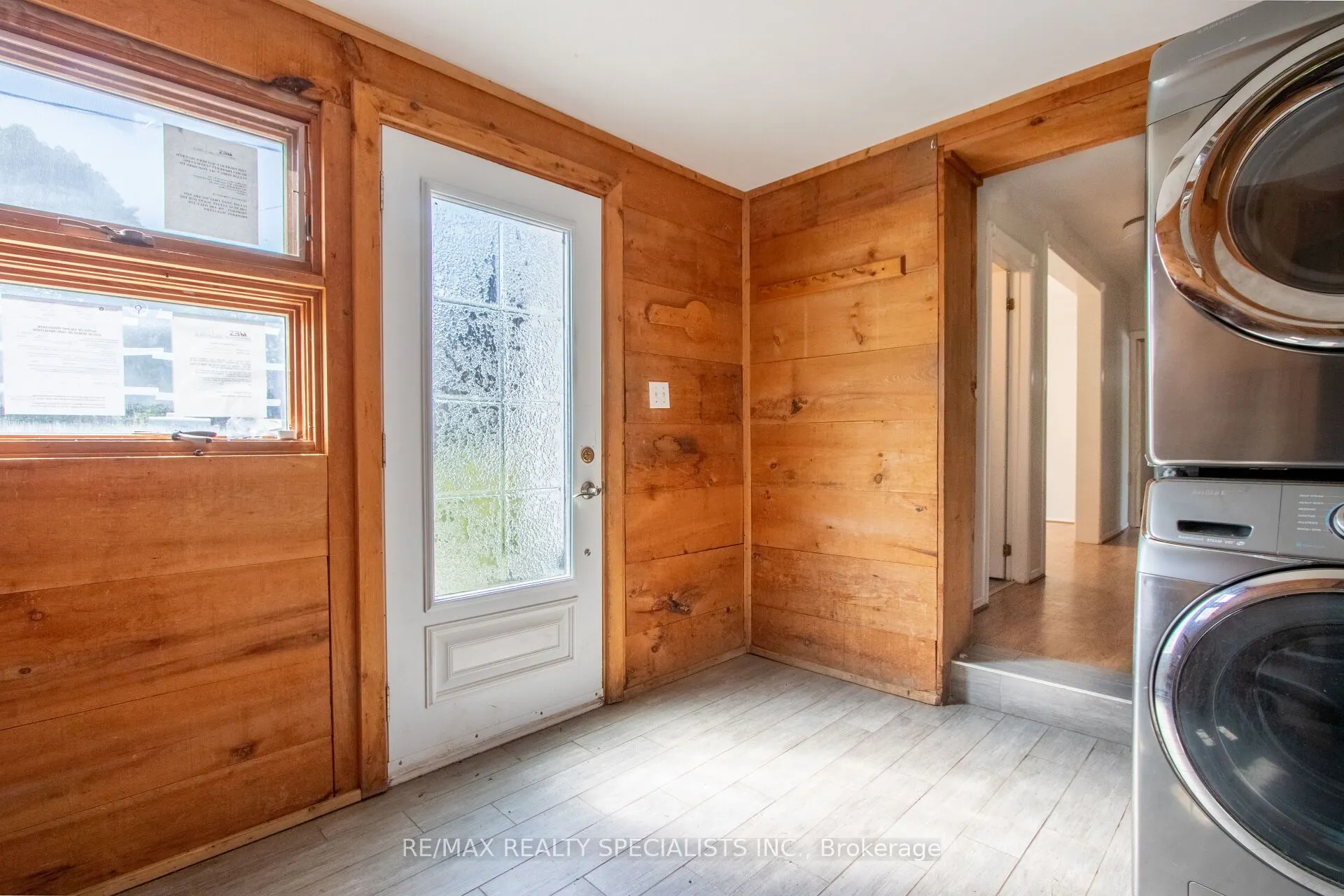 25 Dundas Street W