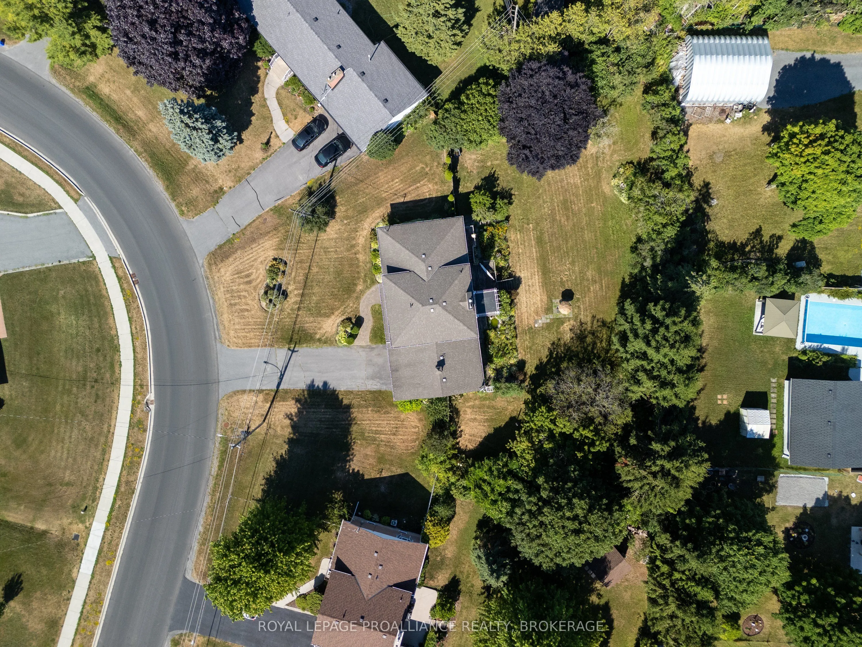 35 Manitou Crescent E