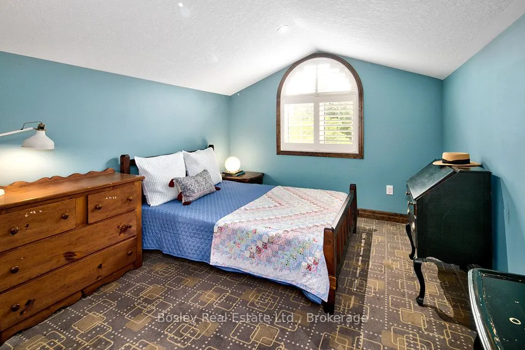 102 Ridgeview Drive N