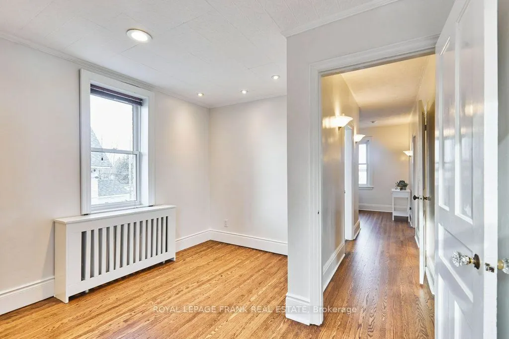 7 Adelaide Street N