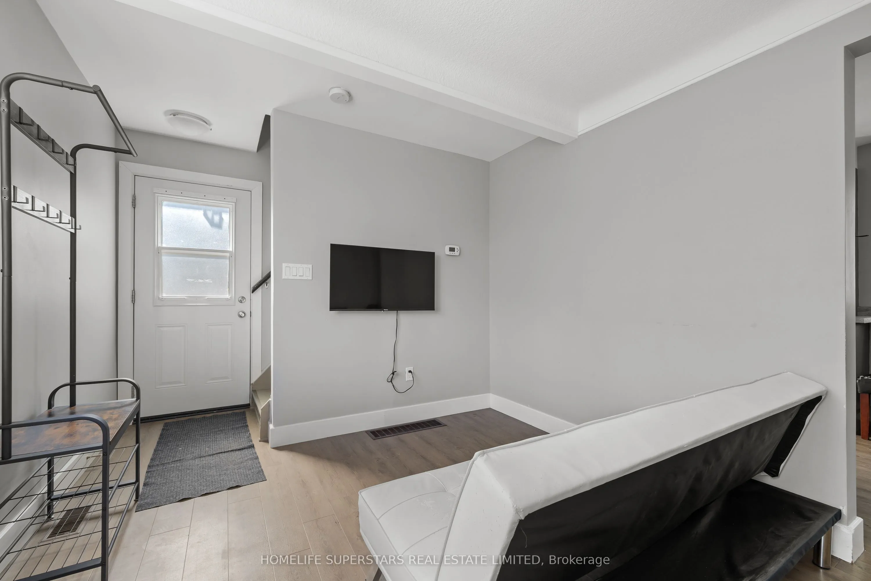 275 Raglan Road N