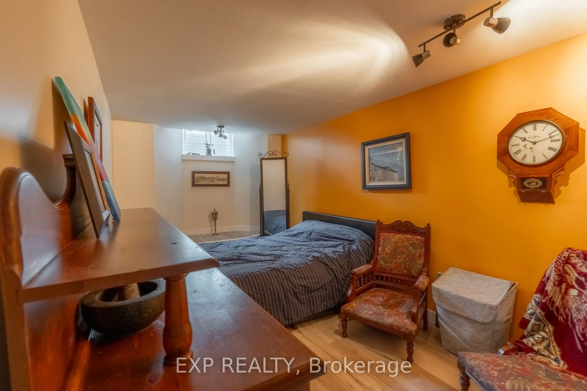 90 Ontario St Street S, #20