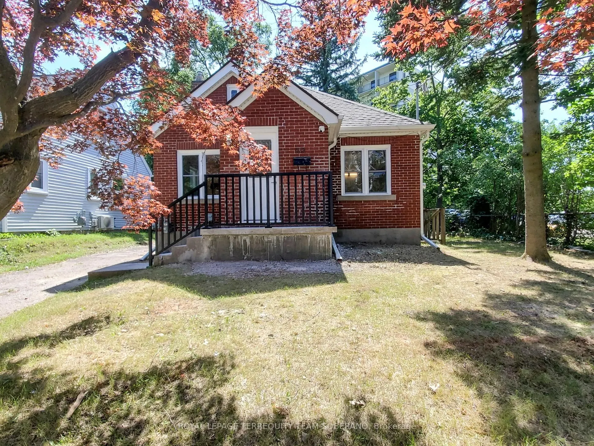 13 Roslin Avenue N