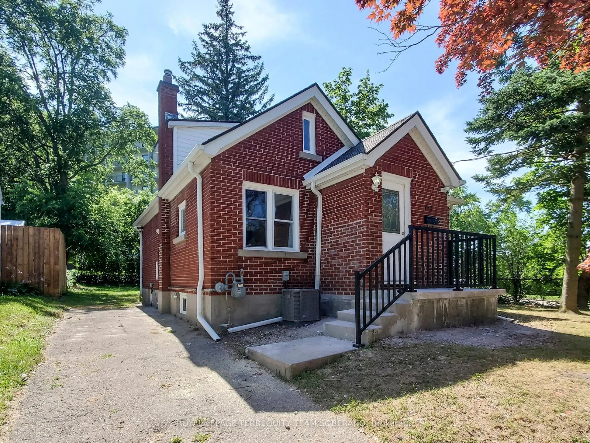 13 Roslin Avenue N
