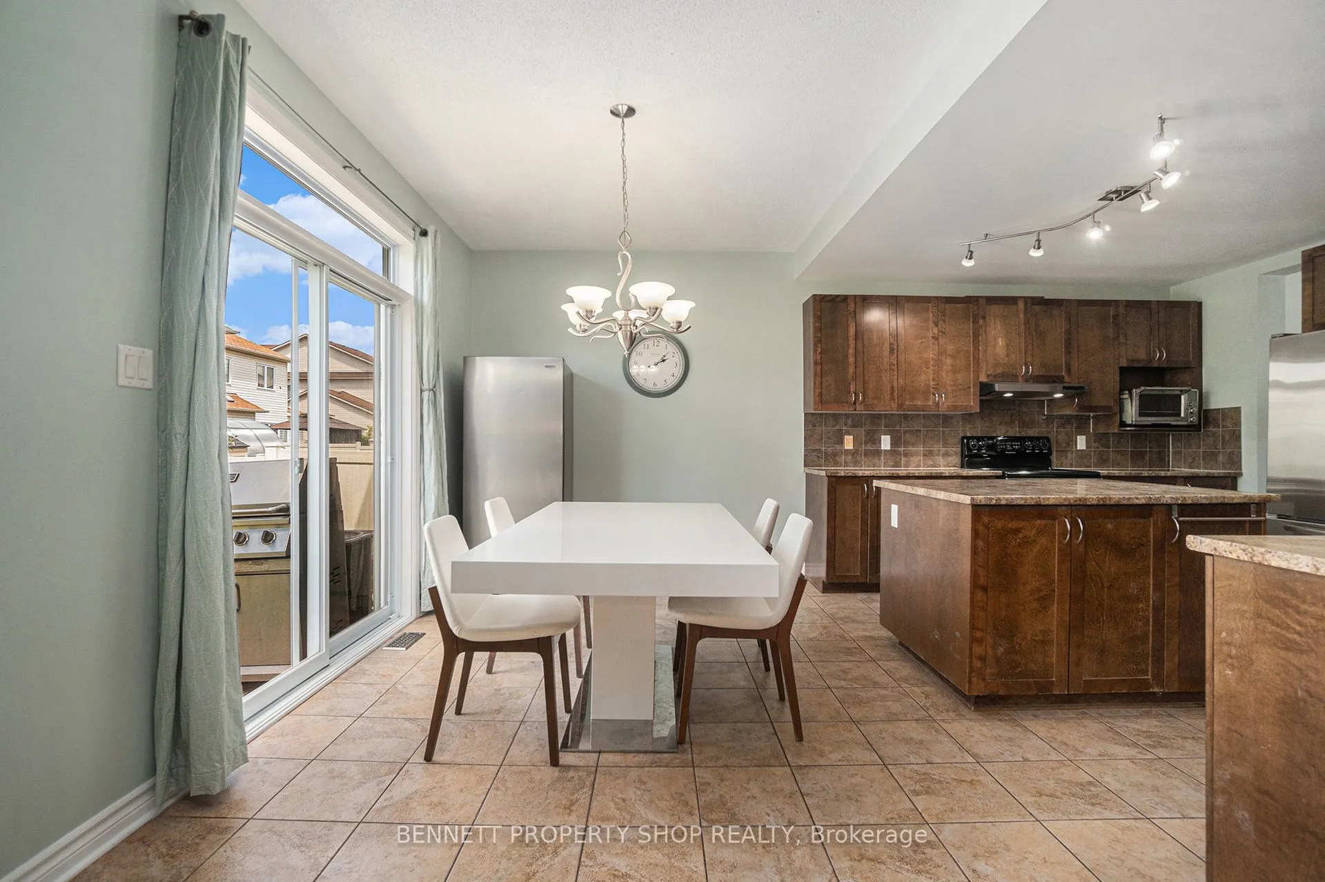 324 Fairlakes Way