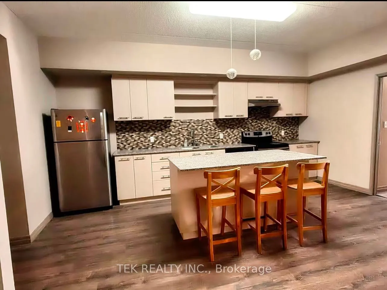 8 Hickory Street W, #802