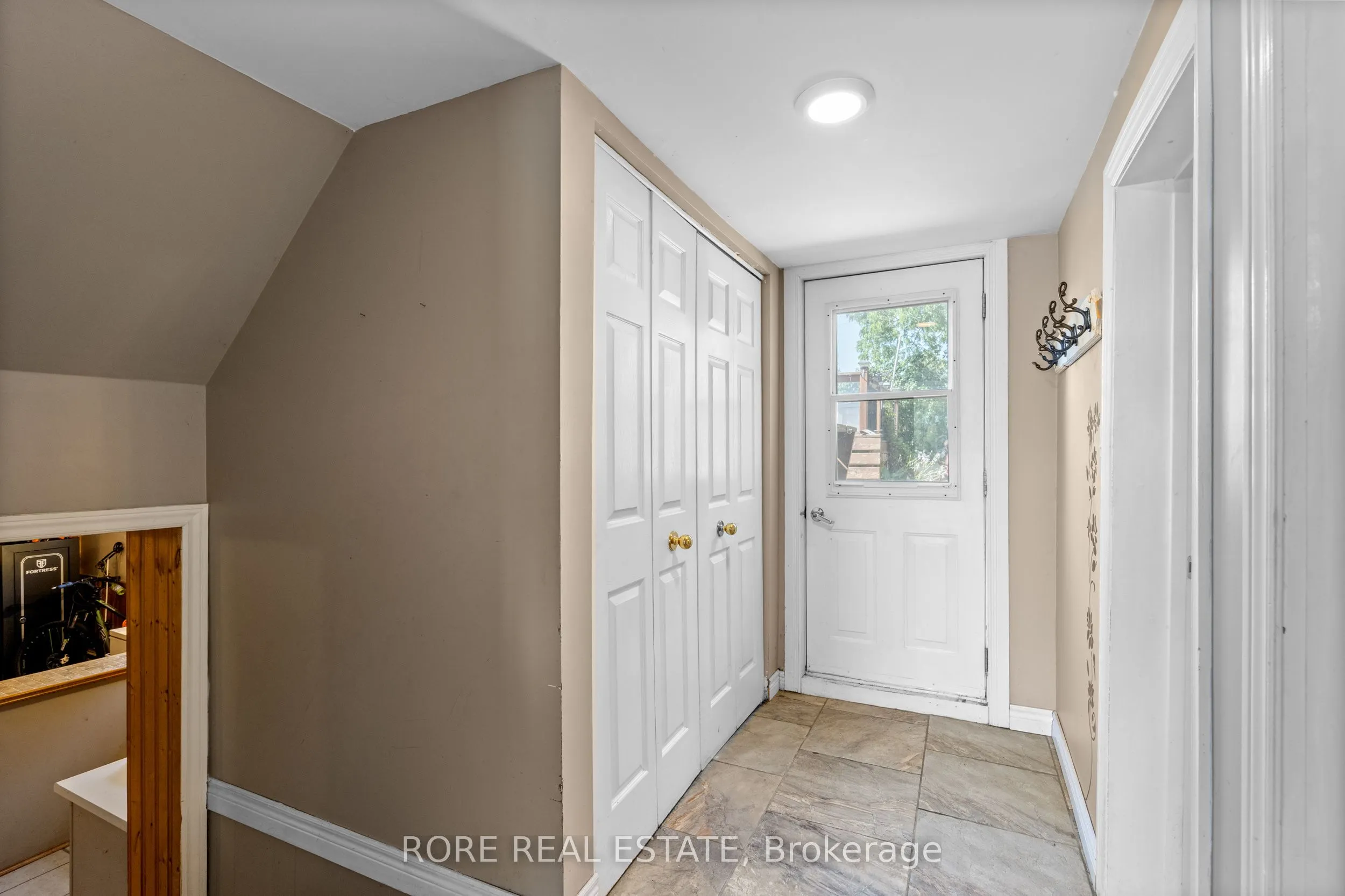 497 Clarence Street W