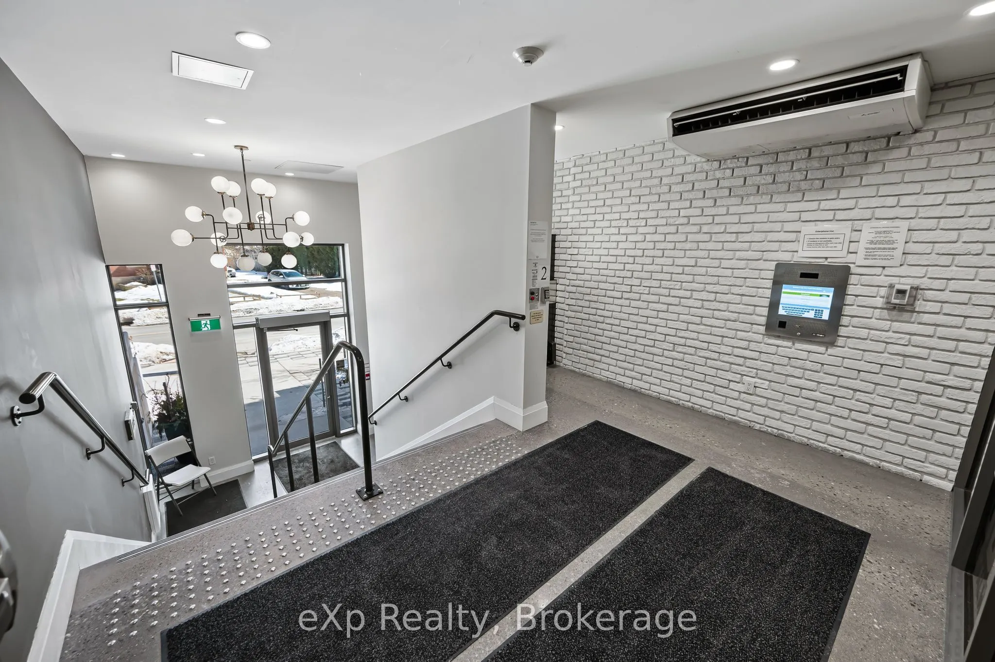 63 Arthur Street S, #804