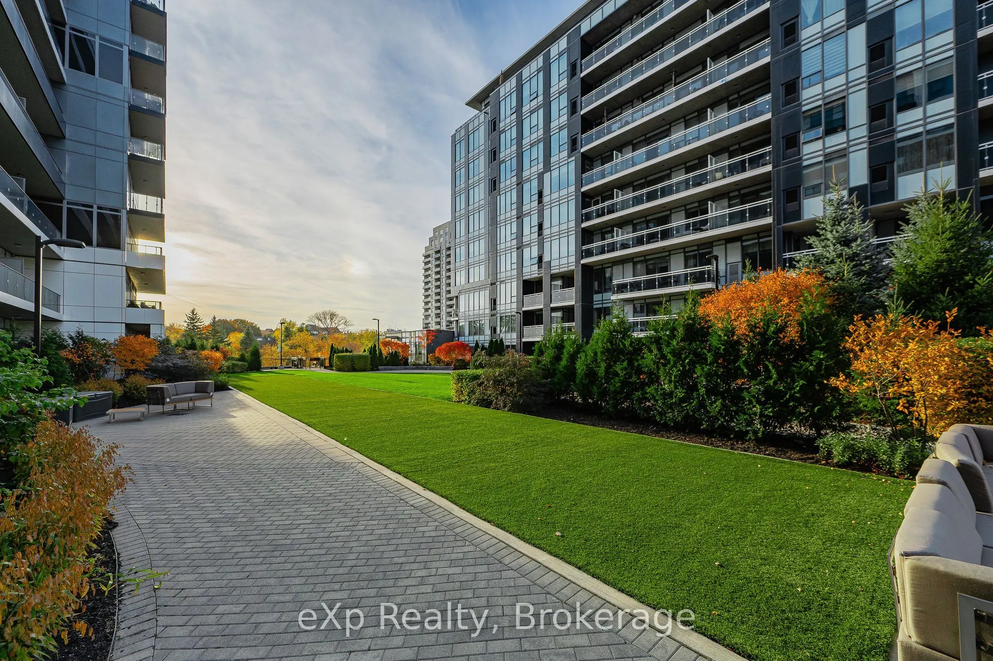 63 Arthur Street S, #804