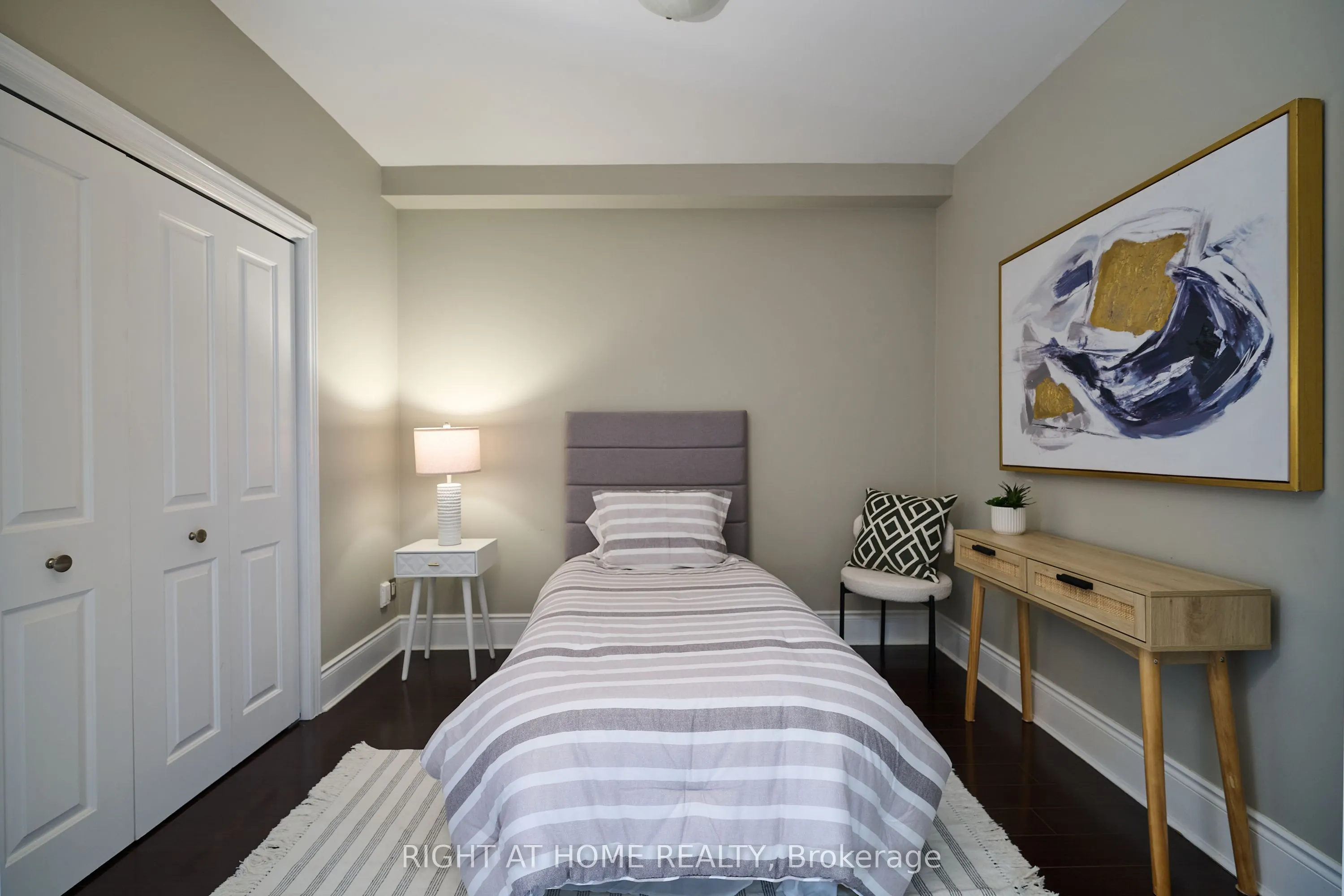 80 King William Street, #402