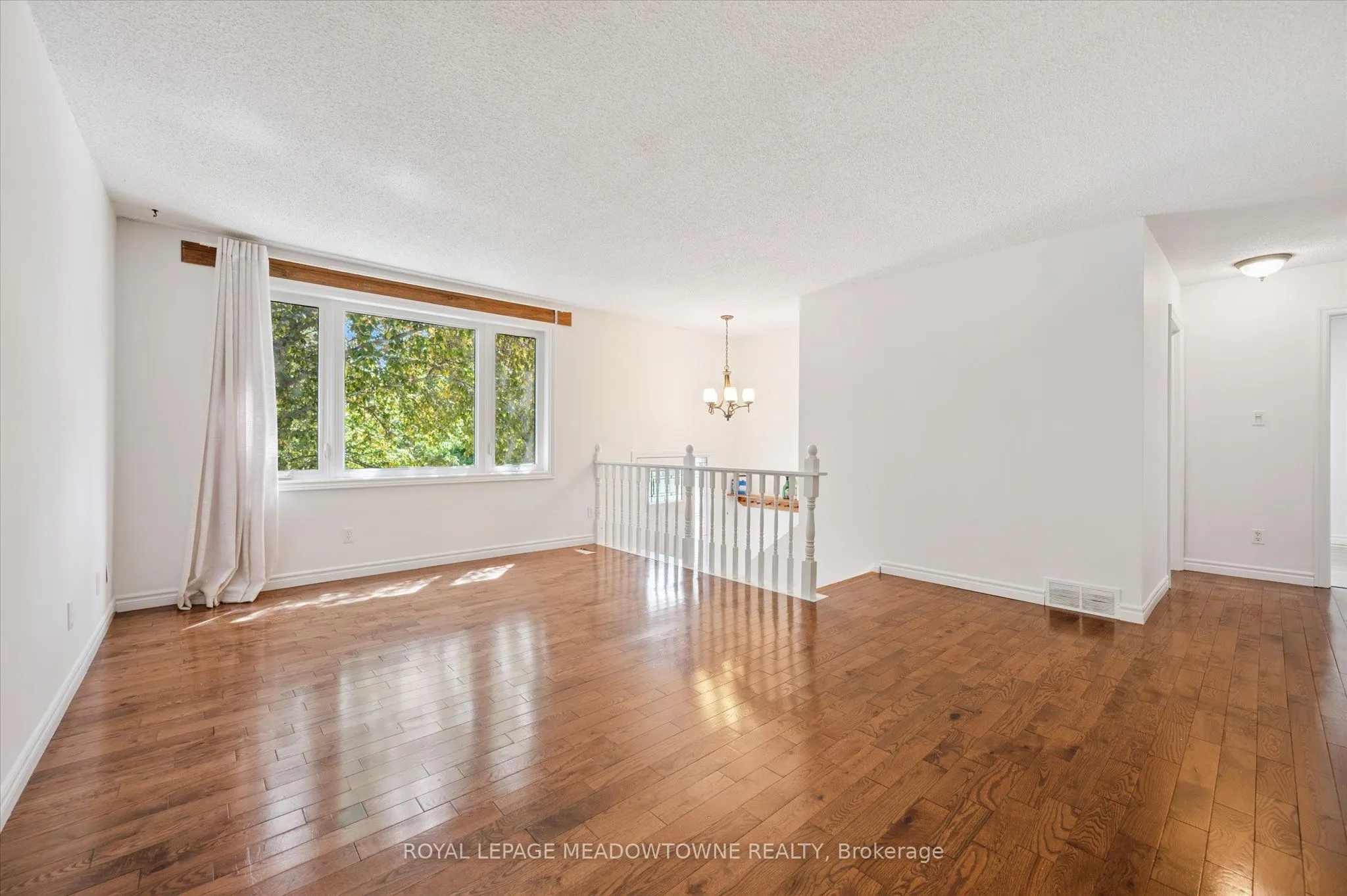 77 Pinemeadow Crescent