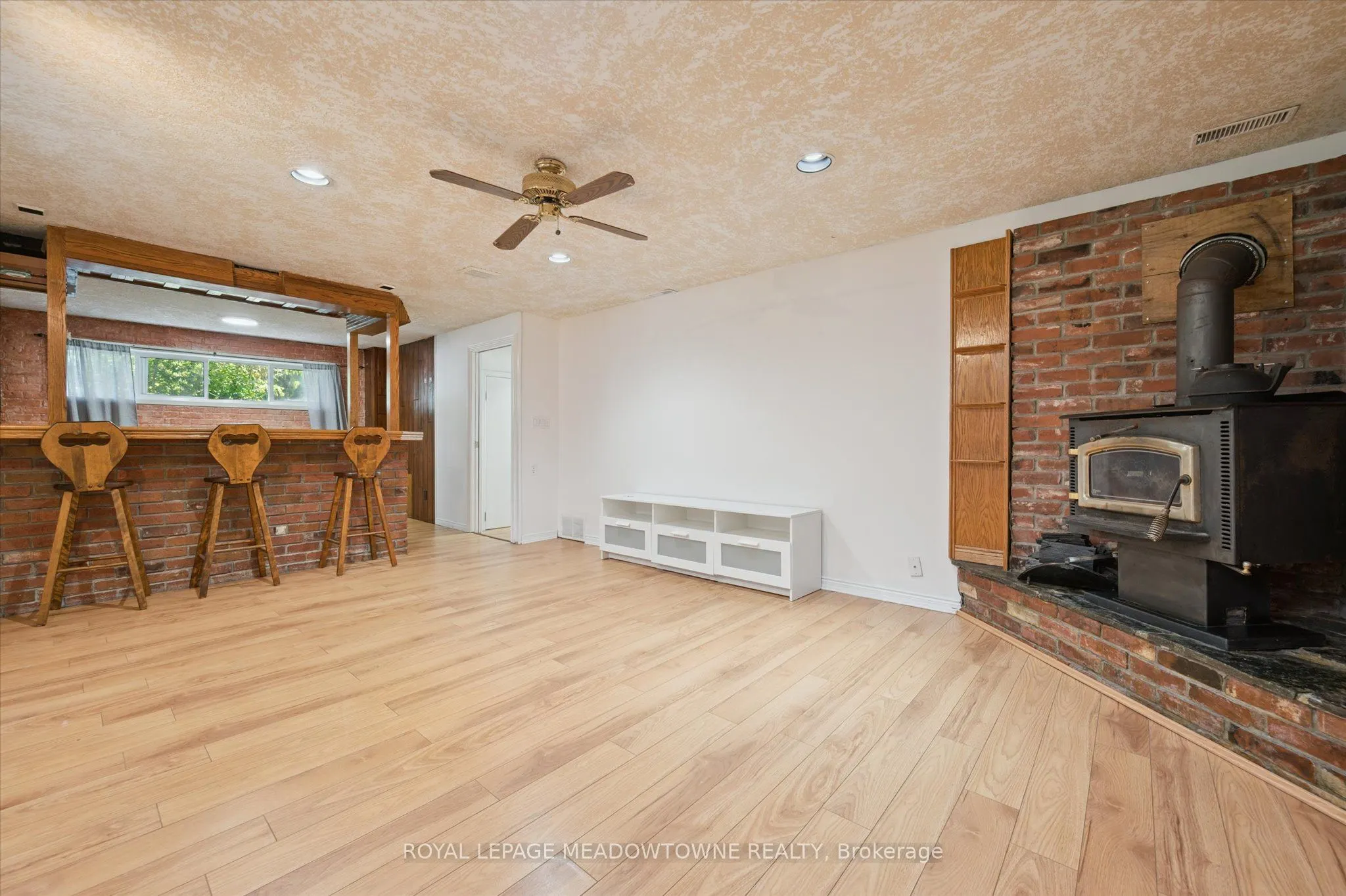 77 Pinemeadow Crescent
