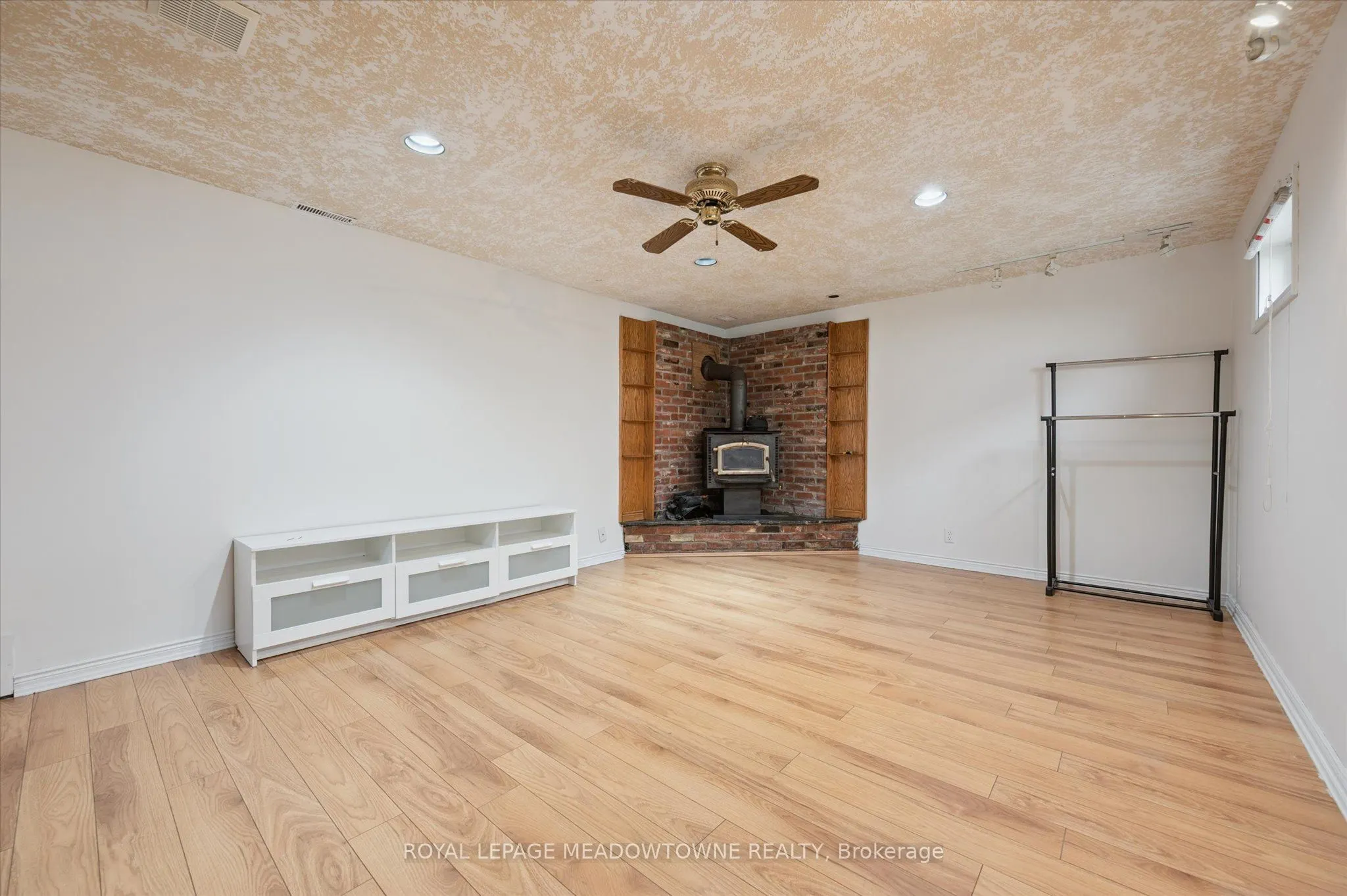 77 Pinemeadow Crescent