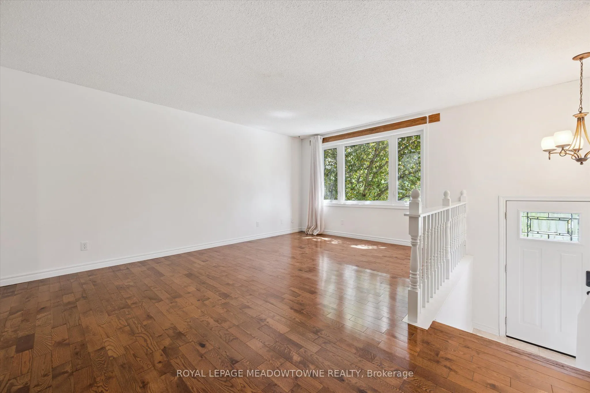 77 Pinemeadow Crescent