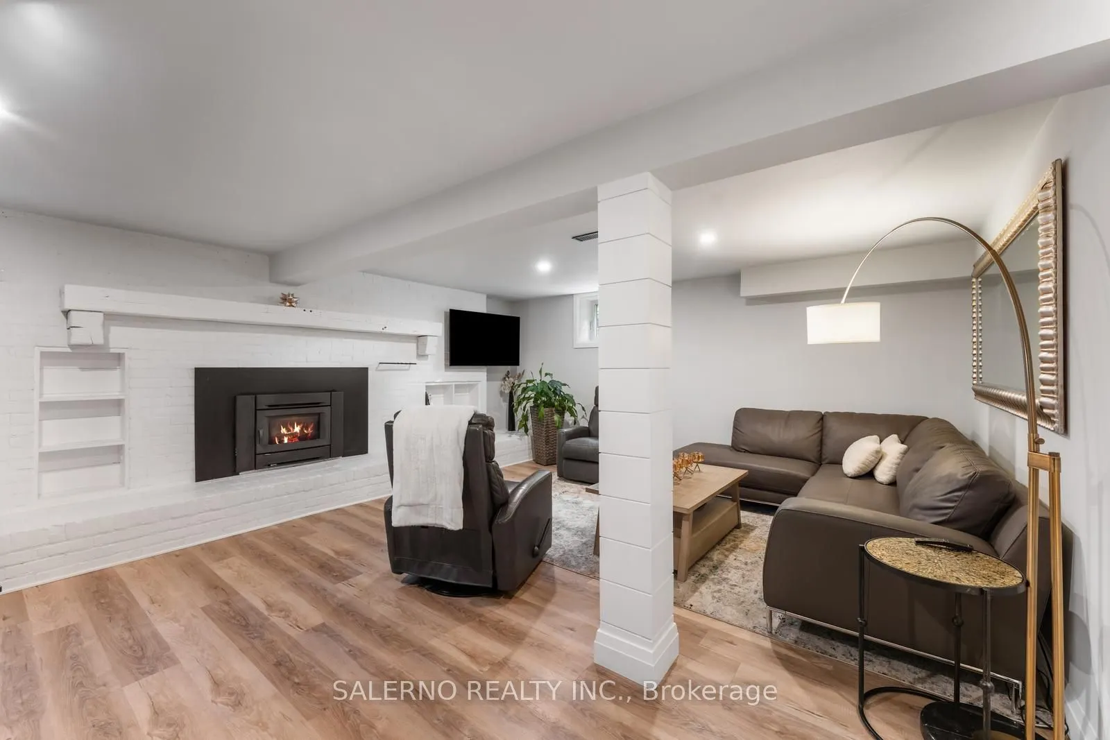 54 East Crest