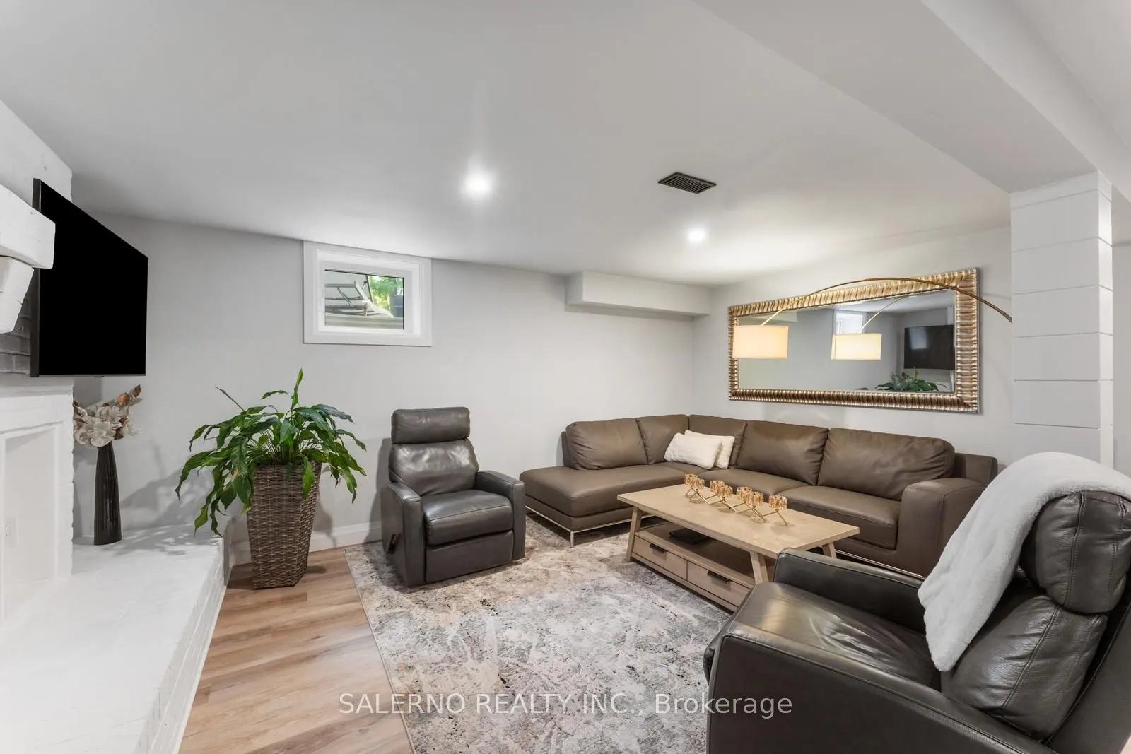 54 East Crest