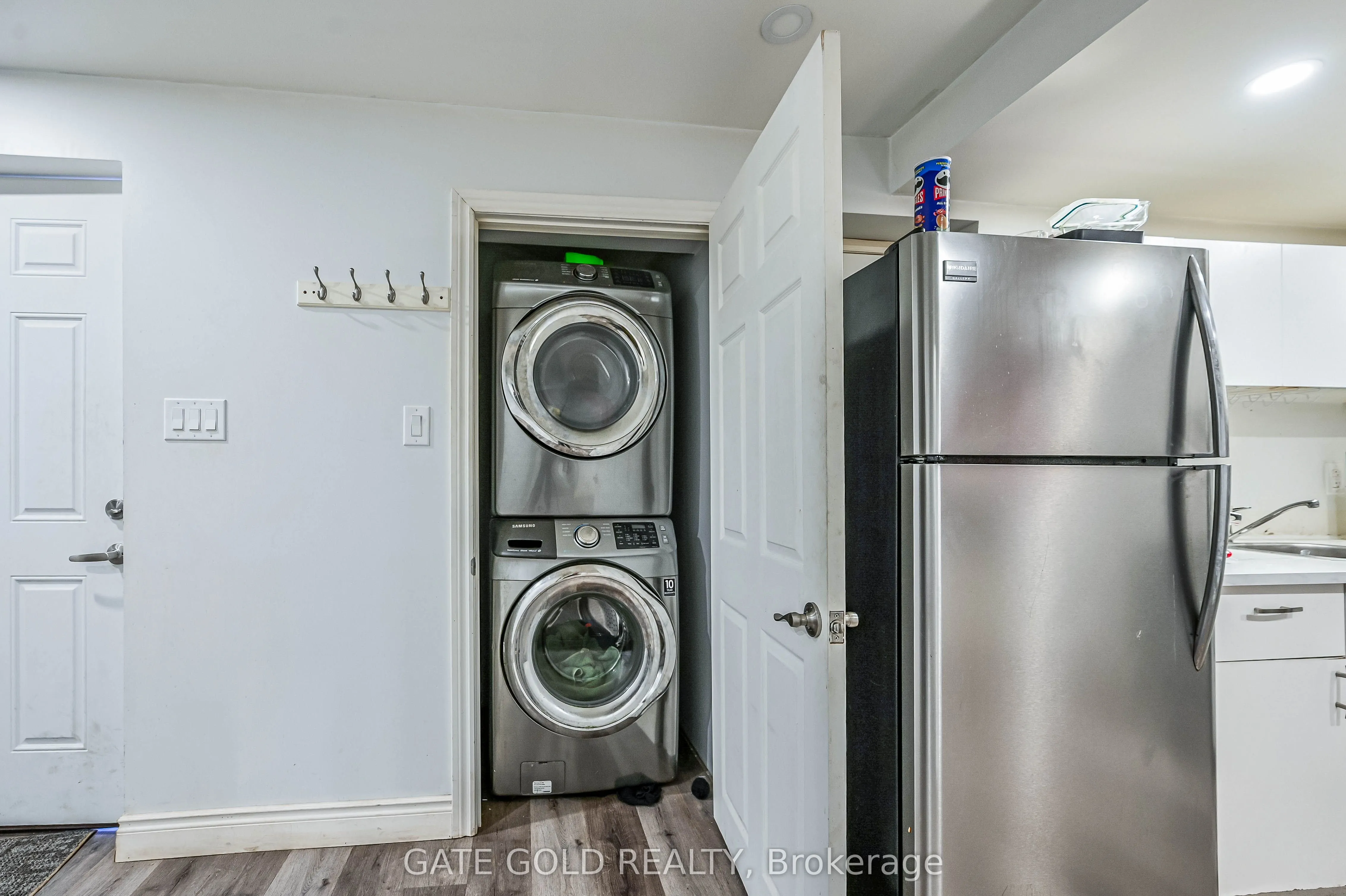 228 Highland Road W
