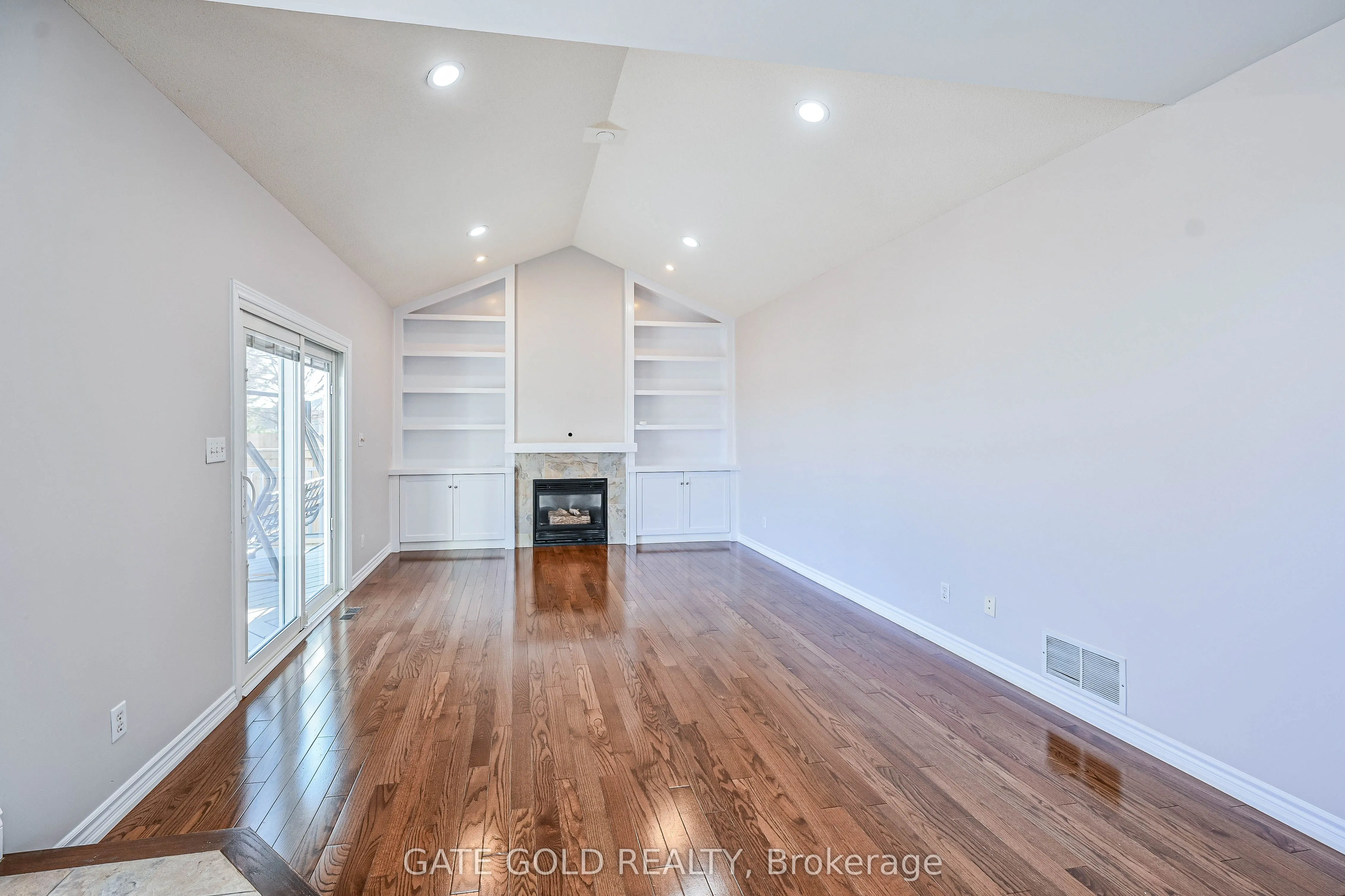 228 Highland Road W