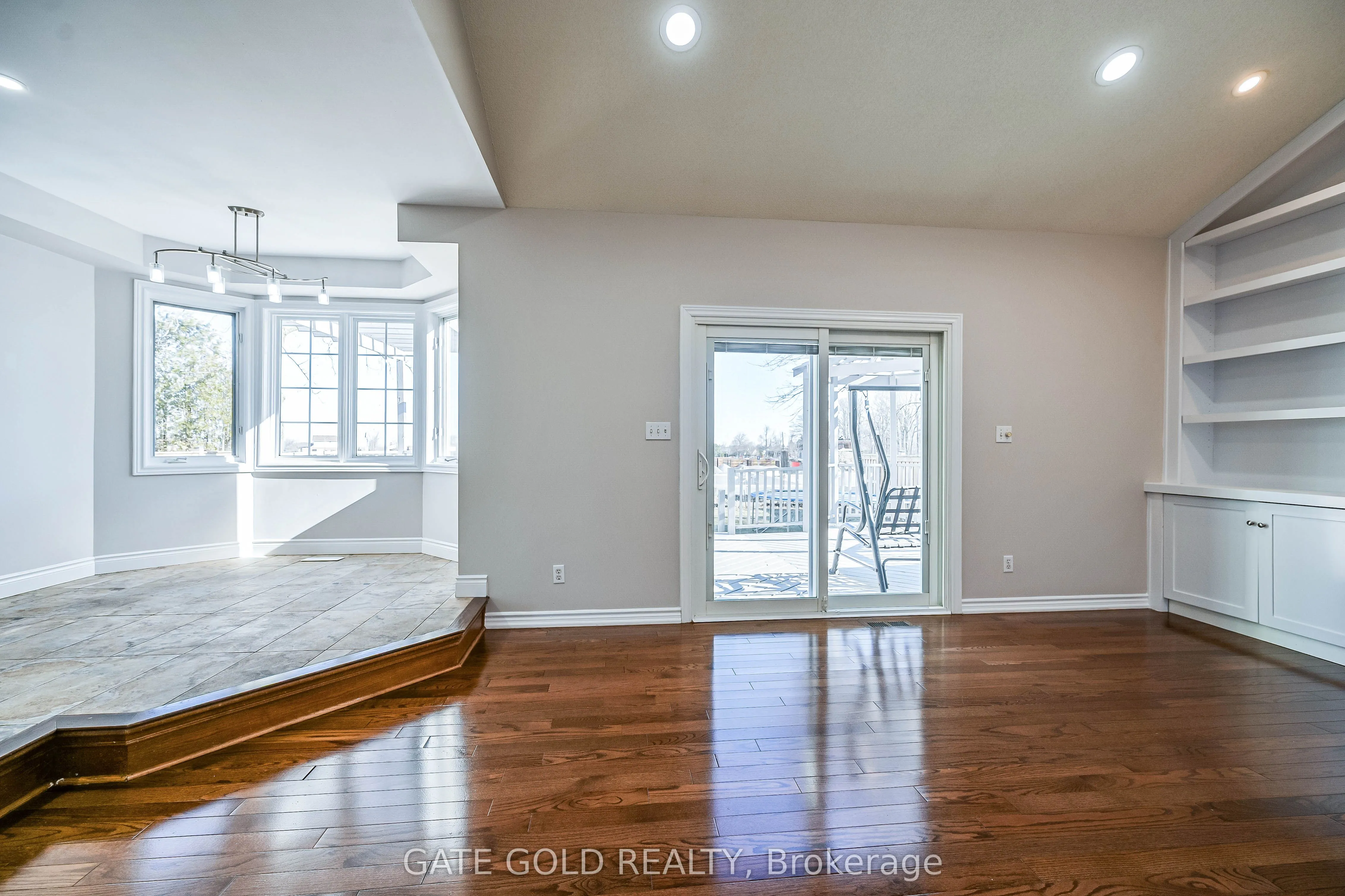 228 Highland Road W