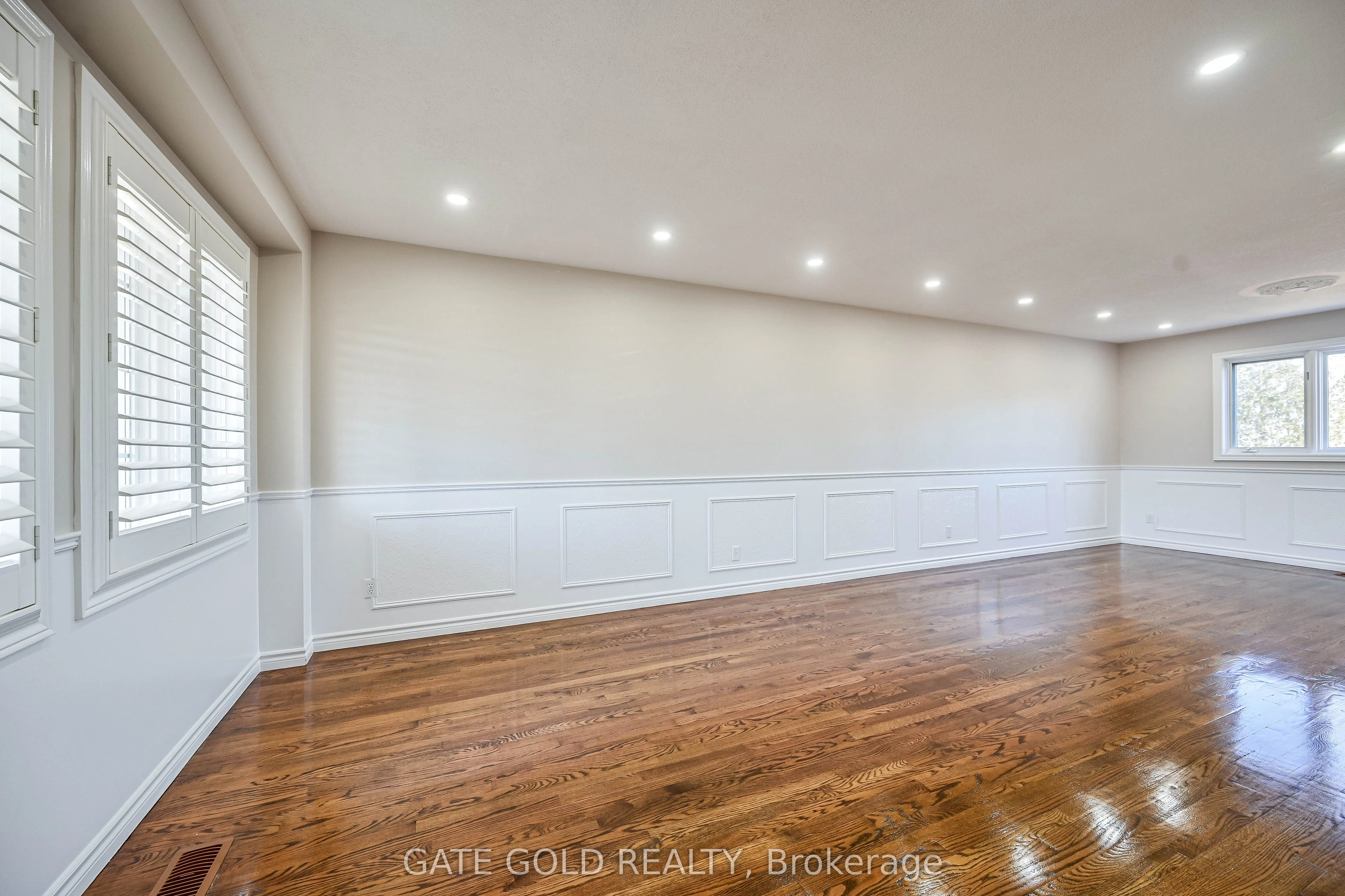 228 Highland Road W