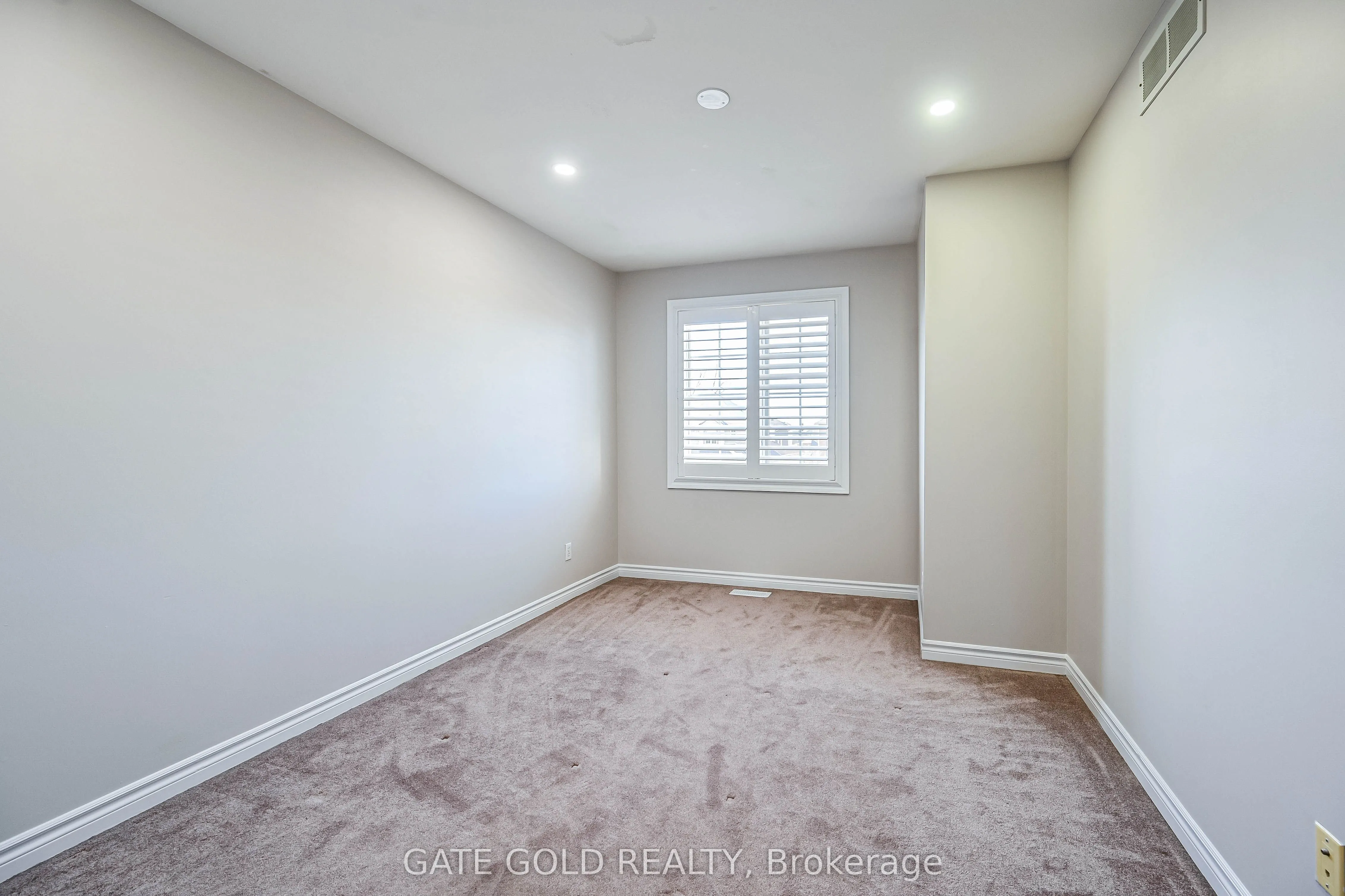 228 Highland Road W