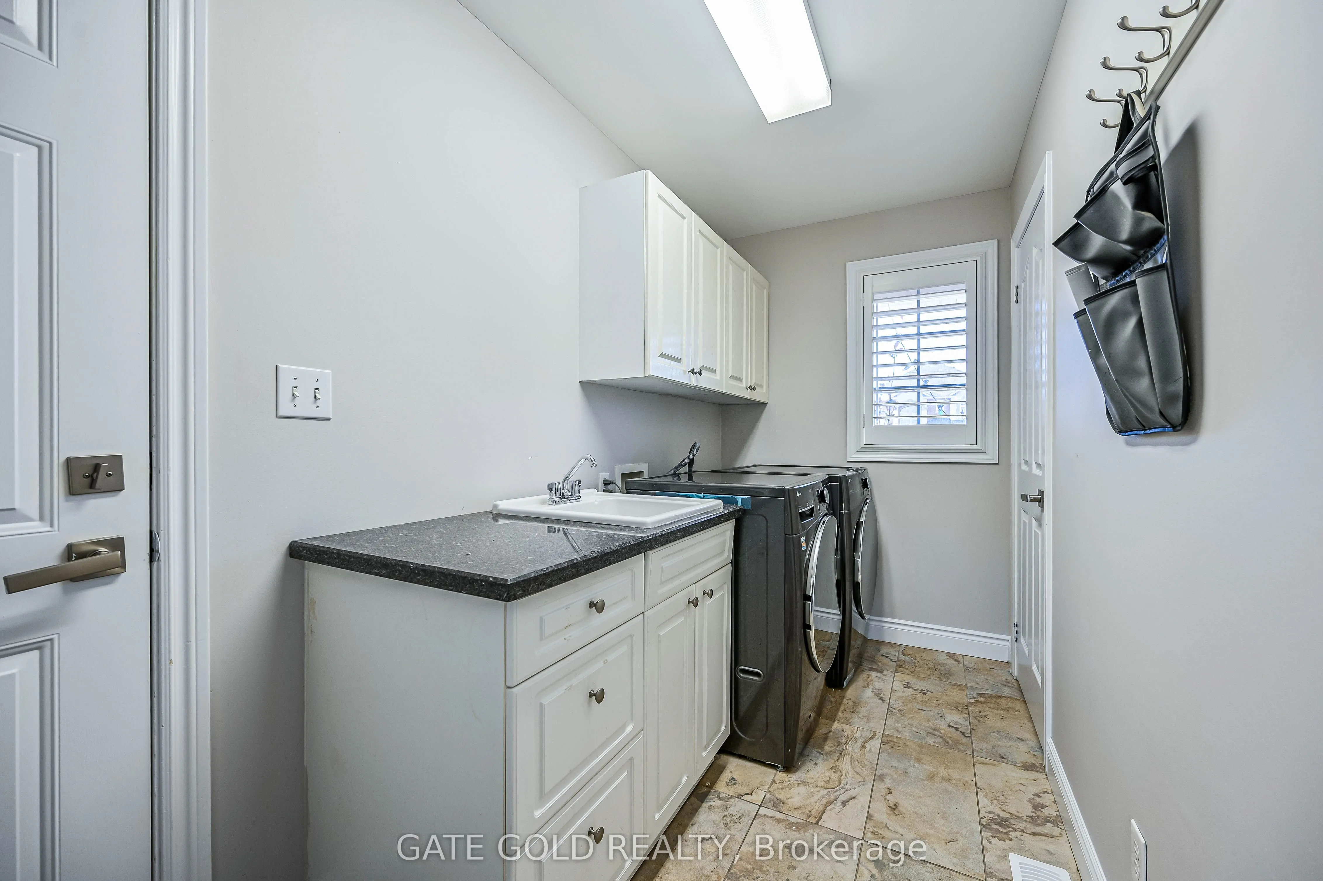 228 Highland Road W