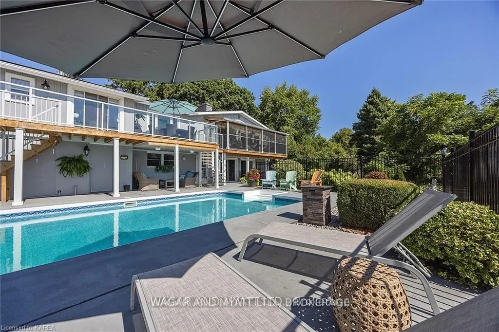 372 Dundas Street W