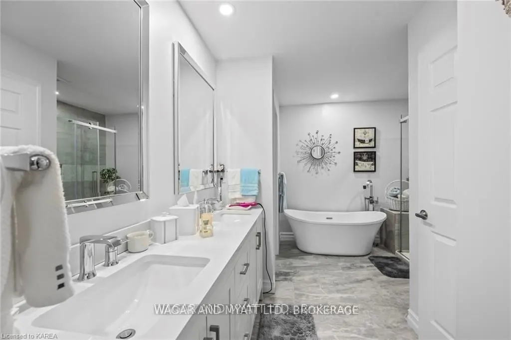 372 Dundas Street W