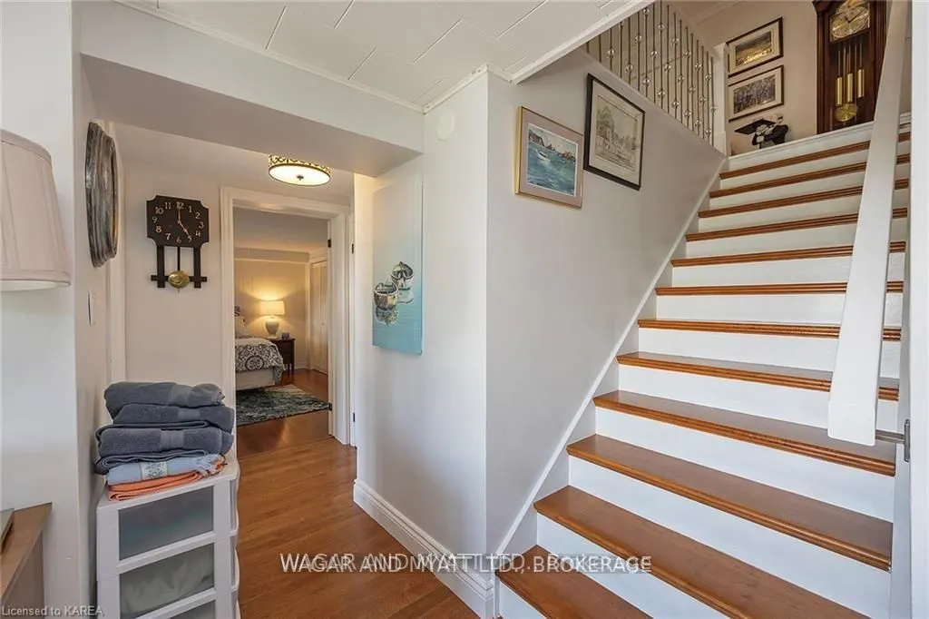 372 Dundas Street W