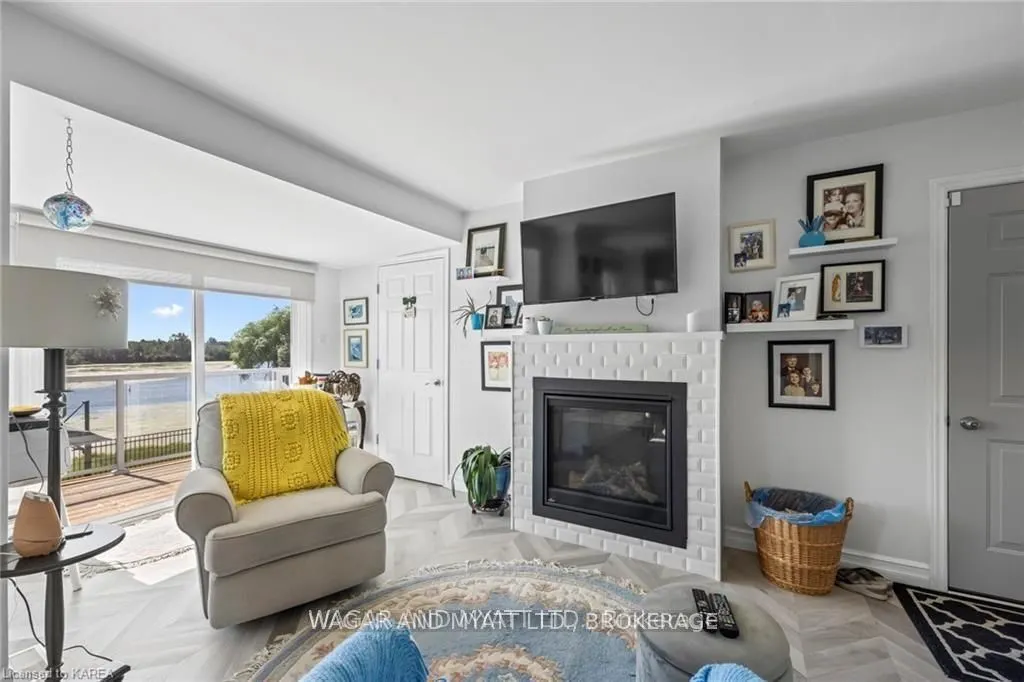 372 Dundas Street W