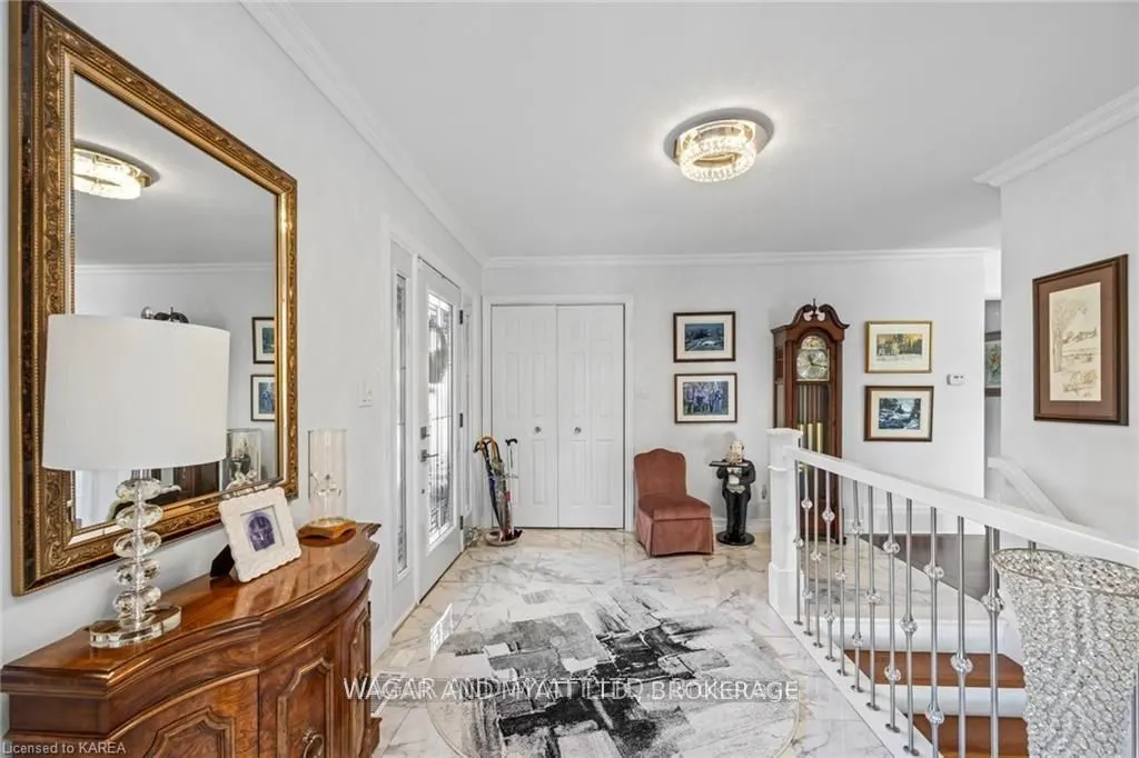 372 Dundas Street W