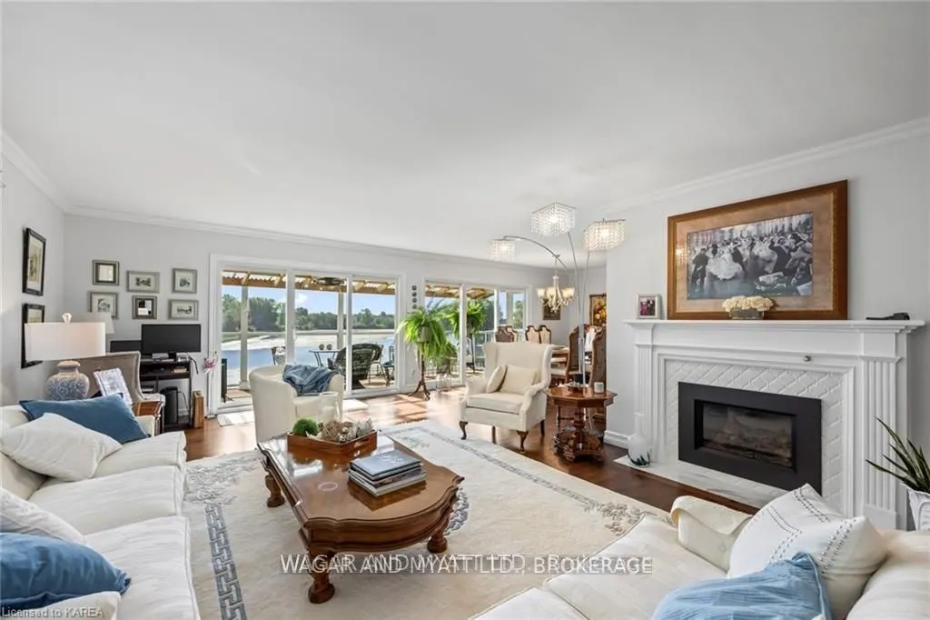 372 Dundas Street W