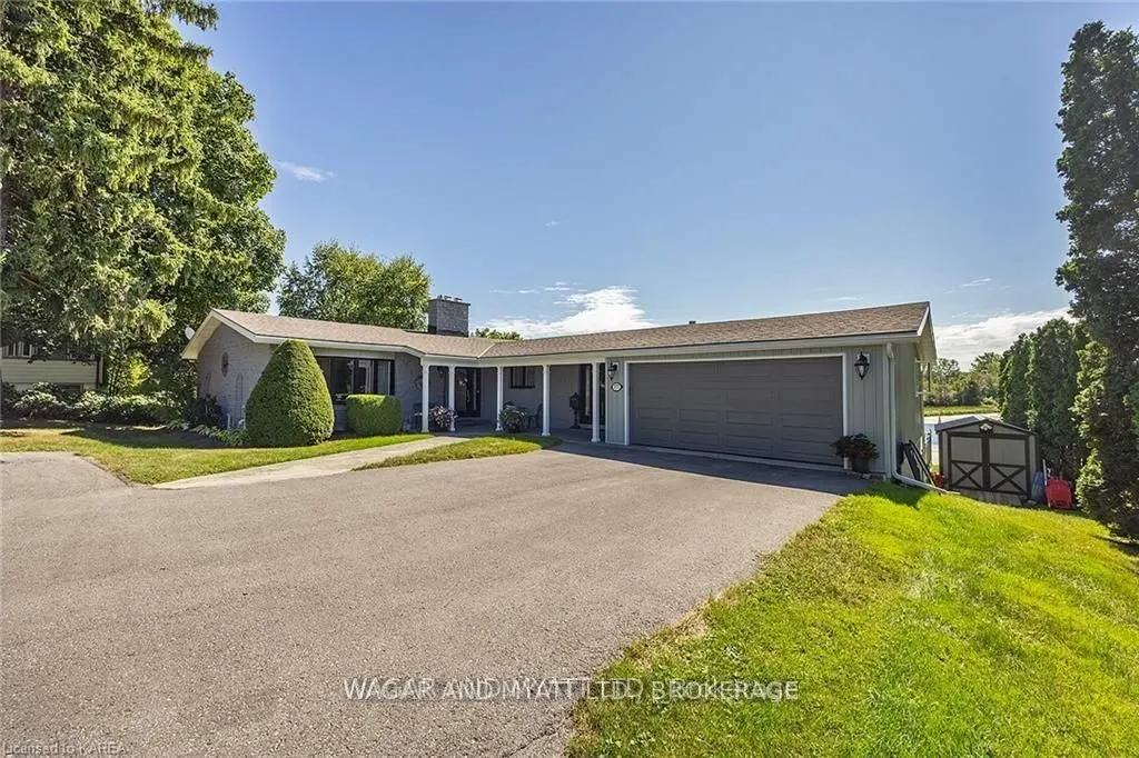 372 Dundas Street W
