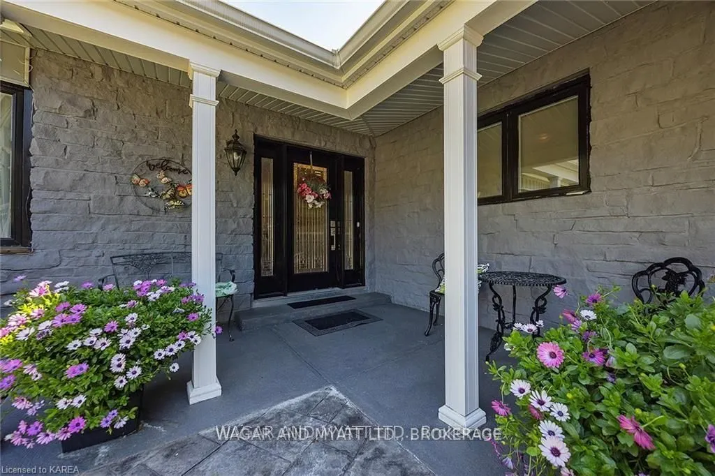 372 Dundas Street W