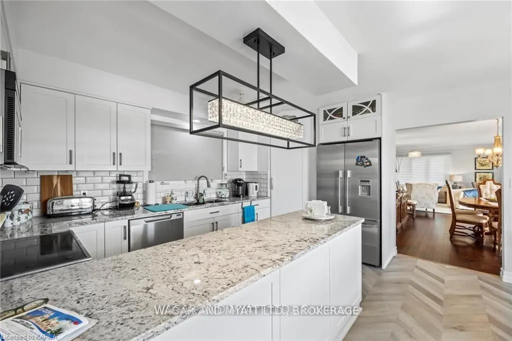 372 Dundas Street W