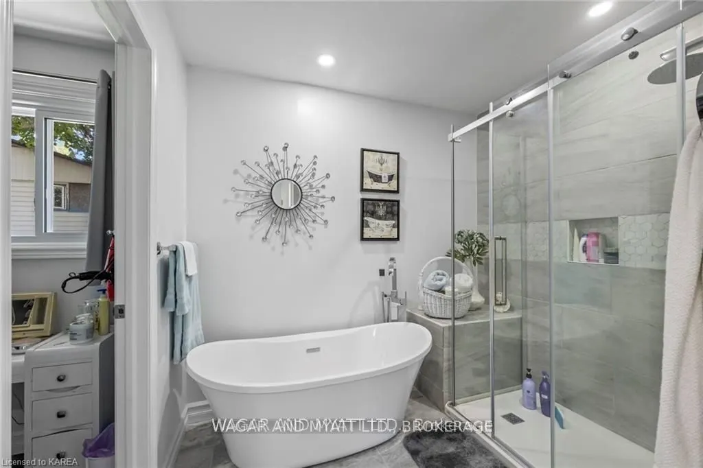 372 Dundas Street W