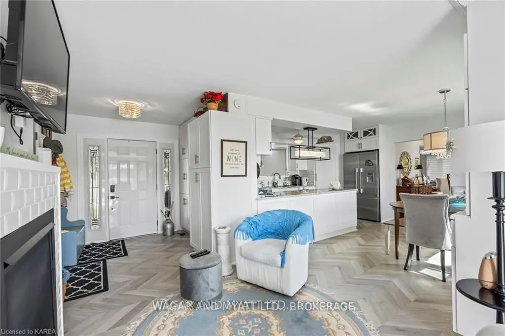 372 Dundas Street W