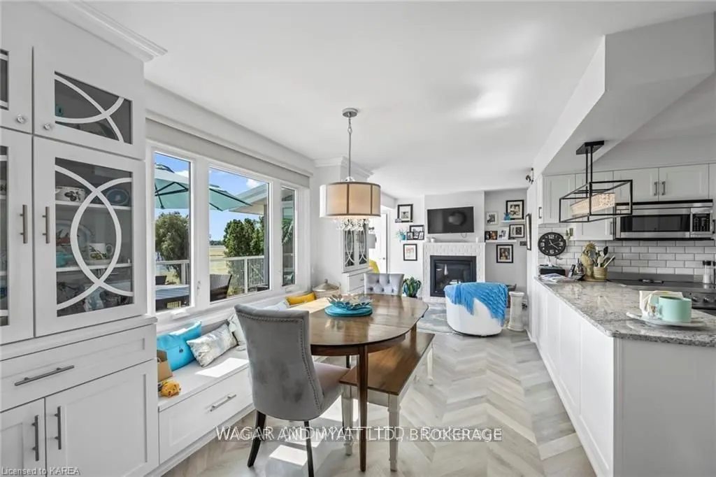 372 Dundas Street W