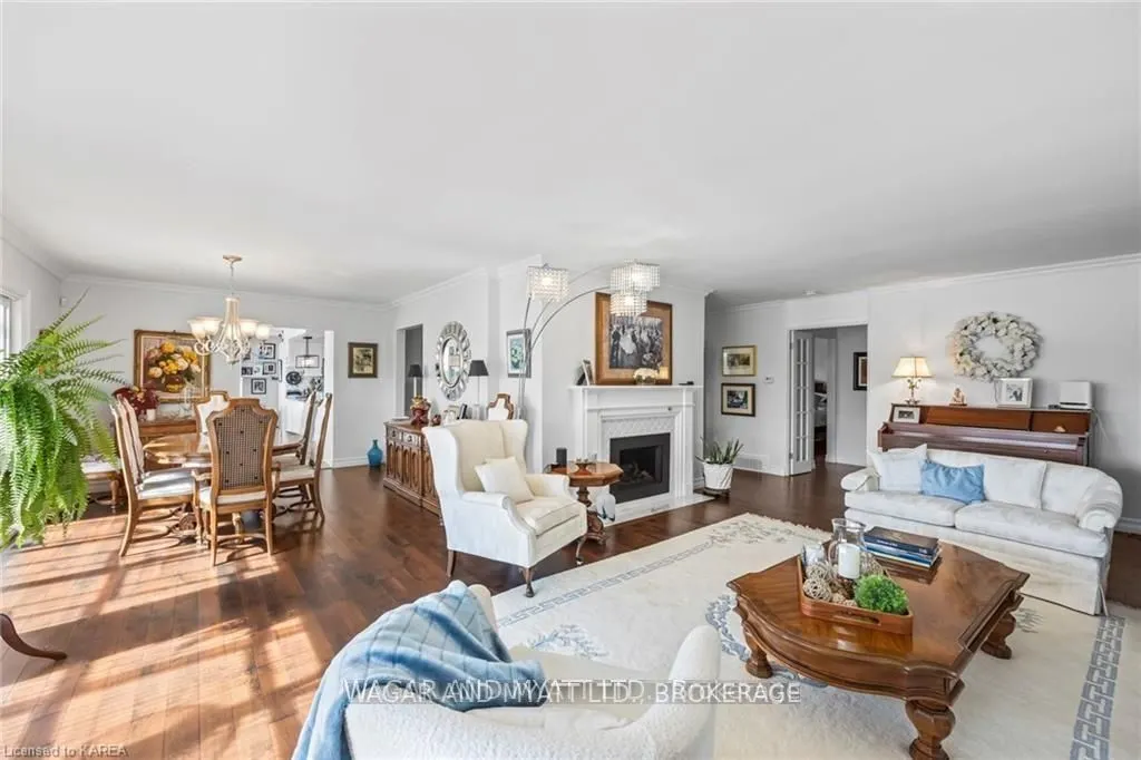 372 Dundas Street W