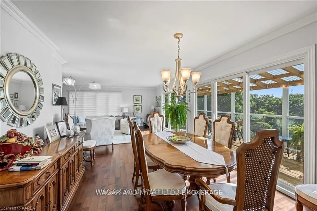 372 Dundas Street W