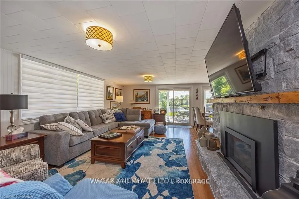 372 Dundas Street W