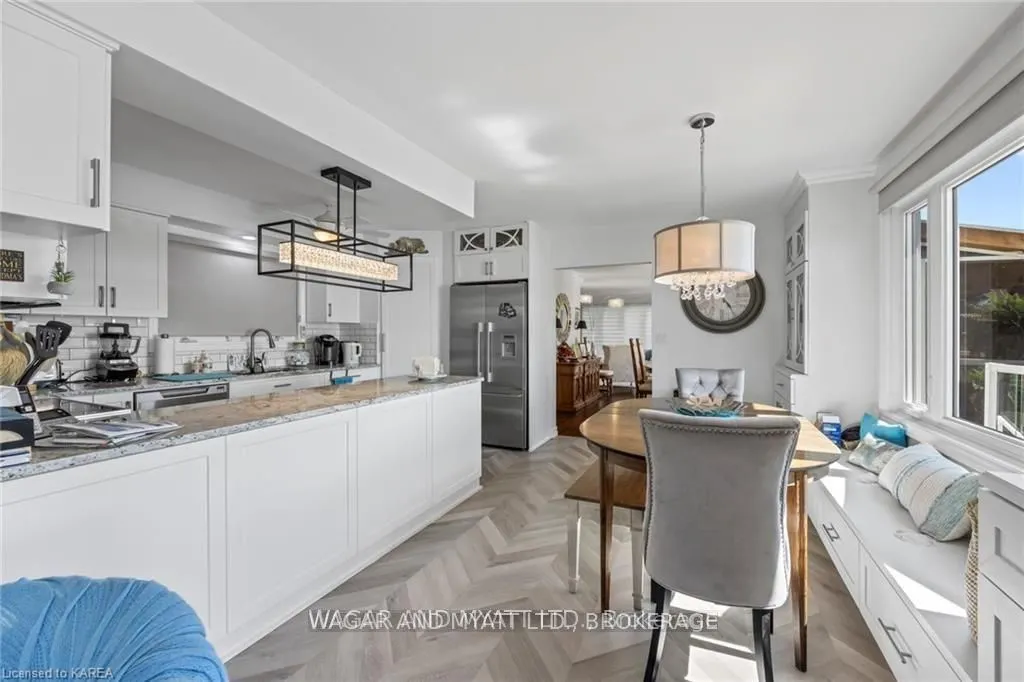 372 Dundas Street W