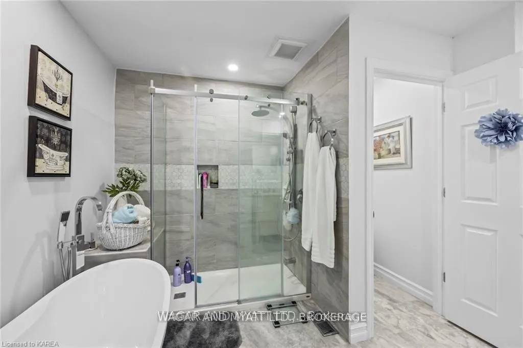 372 Dundas Street W