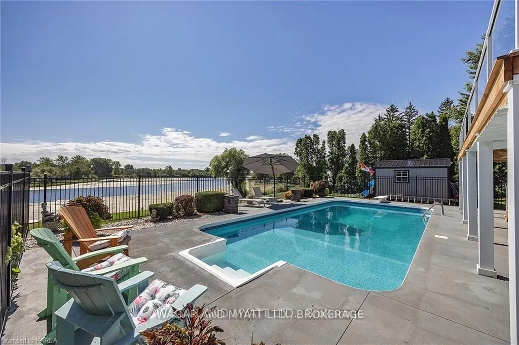 372 Dundas Street W